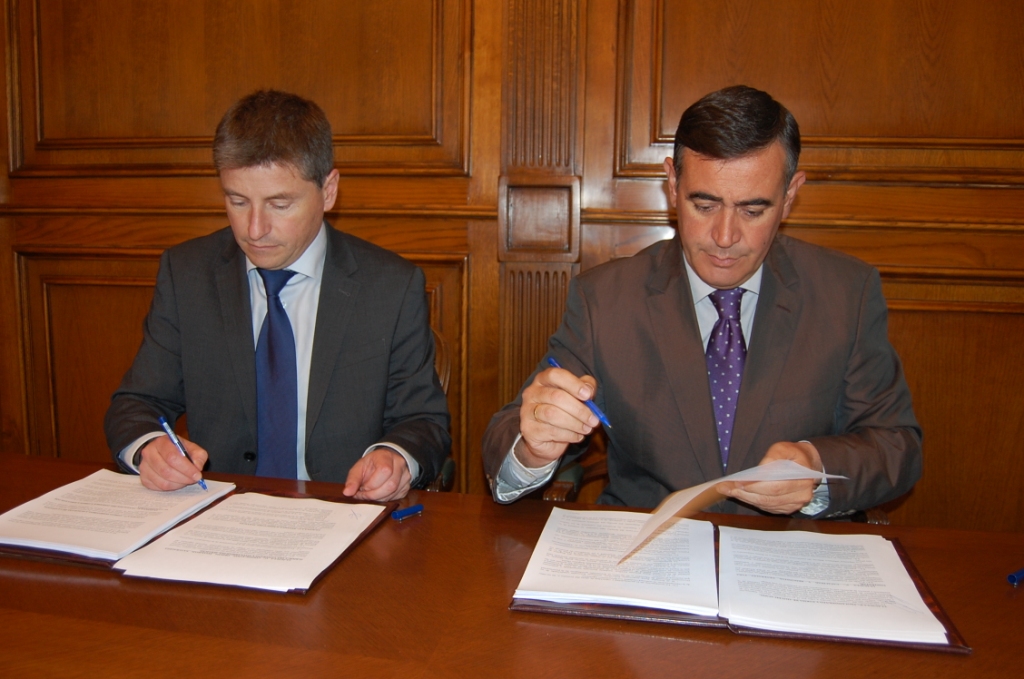 LA DIPUTACION FIRMA CON LA EMPRESA CLECE EL CONTRATO PARA LA GESTIÓN DE LA RESIDENCIA DE NUESTRA SEÑORA DE LAS MERCEDES